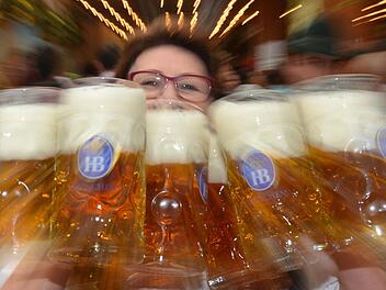 ARCHIV - Eine Bedienung tr&auml;gt bei der Er&ouml;ffnung des 180. Oktoberfests am 21.09.2013 in M&uuml;nchen (Bayern) Bierkr&uuml;ge. Die Stadt M&uuml;nchen darf den Bierpreis auf dem Oktoberfest f&uuml;r drei Jahre einfrieren. Die Landeskartellbeh&ouml;rde Bayern beurteile die Pl&auml;ne von Wiesnchef Schmid (CSU) als rechtlich zul&auml;ssig, teilte das Wirtschaftsreferat am 06.03.2017 mit. Foto: Frank Leonhardt/dpa