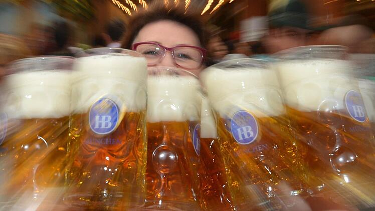 ARCHIV - Eine Bedienung tr&auml;gt bei der Er&ouml;ffnung des 180. Oktoberfests am 21.09.2013 in M&uuml;nchen (Bayern) Bierkr&uuml;ge. Die Stadt M&uuml;nchen darf den Bierpreis auf dem Oktoberfest f&uuml;r drei Jahre einfrieren. Die Landeskartellbeh&ouml;rde Bayern beurteile die Pl&auml;ne von Wiesnchef Schmid (CSU) als rechtlich zul&auml;ssig, teilte das Wirtschaftsreferat am 06.03.2017 mit. Foto: Frank Leonhardt/dpa