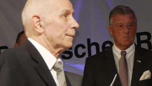 Gerhard Beyer (links), der ehemalige Bereitschaftsarzt, erhielt die höchste BRK-Auszeichnung, die goldene Ehrennadel, für seine außergewöhnlichen Verdienste rund um das BRK. Foto: Manja von Nida