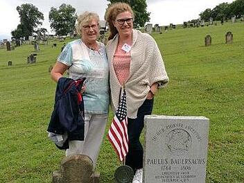 Carola Fischer mit ihrer Tochter Julia auf dem Friedhof in Lewisburg, auf dem ihr Ur-Ur-Ur-Ur-Ahn seine letzte Ruhe fand.   privat