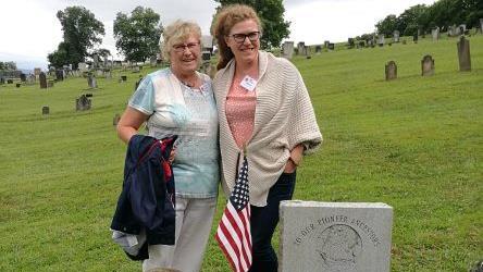 Carola Fischer mit ihrer Tochter Julia auf dem Friedhof in Lewisburg, auf dem ihr Ur-Ur-Ur-Ur-Ahn seine letzte Ruhe fand.   privat