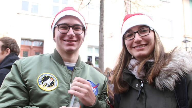 Max und Anna Keltsch feiern gemeinsam und tranken Glühwein: Max bevorzugte kalten Glühwein, Anna heißen. Foto: Sonny Adam