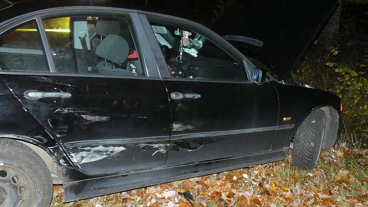 Die Beifahrerseite des älteren BMW wurde erheblich beschädigt, so dass auch hier wirtschaftlicher Totalschaden entstand.