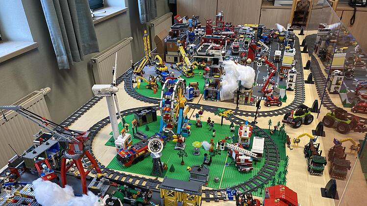 Blickfang für Groß und Klein: das Legoland zur Arbeit der Feuerwehr.