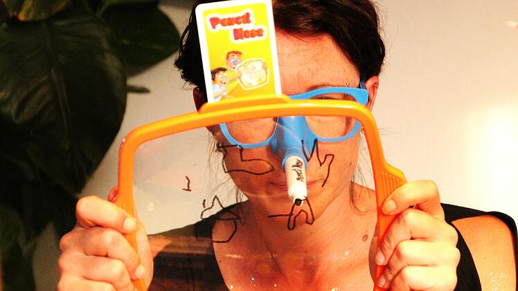 Pencil Nose im Test - das Partyspiel, bei dem die Nase zum Zeichenstift wird