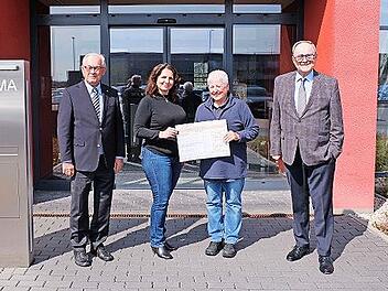 Christine Schneider-Knapp (2.  v.  r.), Vorsitzende, freut sich über die Spende für das Tierheim Forchheim. Stiftungsvorstand Wilhelm Polster (l.), Stiftungsrat Klaus Teichmann (r.) und die aus Forchheim stammende Norma-Mitarbeiterin Nicole Saffer...