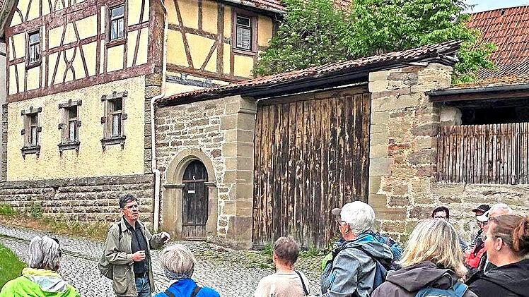 Kulturweg-Wanderung im Mai 2025. Dr. Gerrit Himmelbach hat Infos zum Kleinwenkheimer Brunnen.