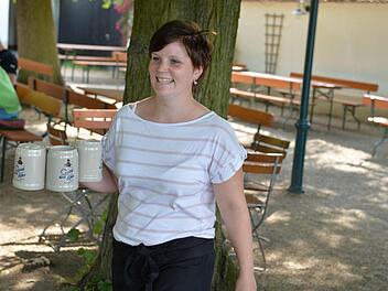 Hannah im Einsatz - die 25jährige Studentin jobbt auf dem Bamberger Spezialkeller als Bedienung Foto: Rinklef