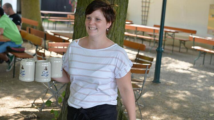 Hannah im Einsatz - die 25jährige Studentin jobbt auf dem Bamberger Spezialkeller als Bedienung Foto: Rinklef