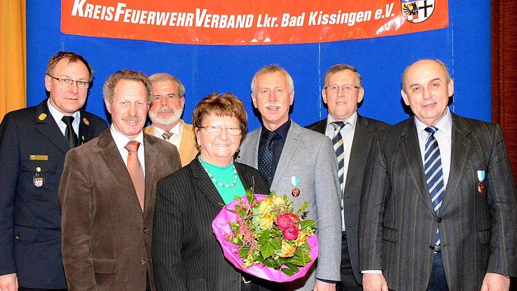 Stellvertretende Landrätin Magdalena Dünisch und sechs Bürgermeister wurden erstmals ausgezeichnet.