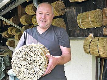 Ein Herz für Bienen: Kai Schwämmlein hält Wildbienen, um einen Beitrag zum Naturschutz zu leisten.  Foto: Cordelia Hiller