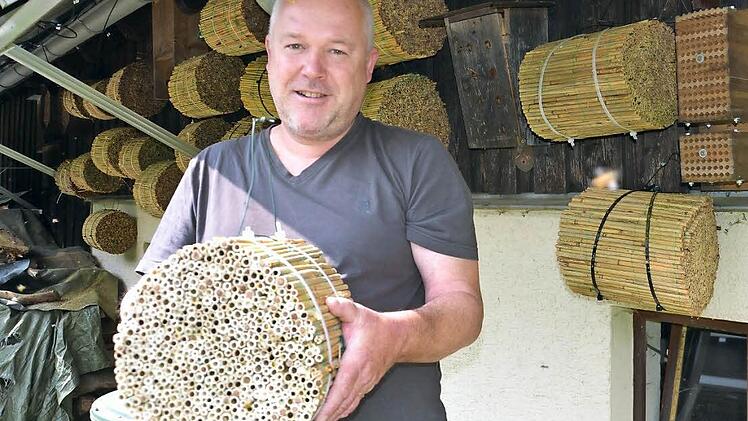 Ein Herz für Bienen: Kai Schwämmlein hält Wildbienen, um einen Beitrag zum Naturschutz zu leisten.  Foto: Cordelia Hiller