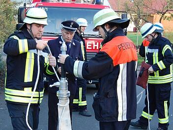 Unter den kritischen Augen der Schiedsrichter lösten die Wehrleute die Aufgaben.  Foto: Günther Straub