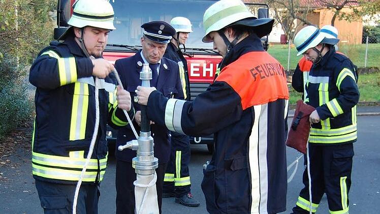 Unter den kritischen Augen der Schiedsrichter lösten die Wehrleute die Aufgaben.  Foto: Günther Straub
