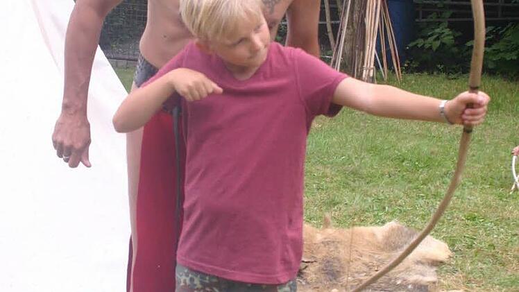 Den Umgang mit Pfeil und Bogen konnten die j&uuml;ngeren Besucher des Country-Festivals von "echten" Indianern erlernen.