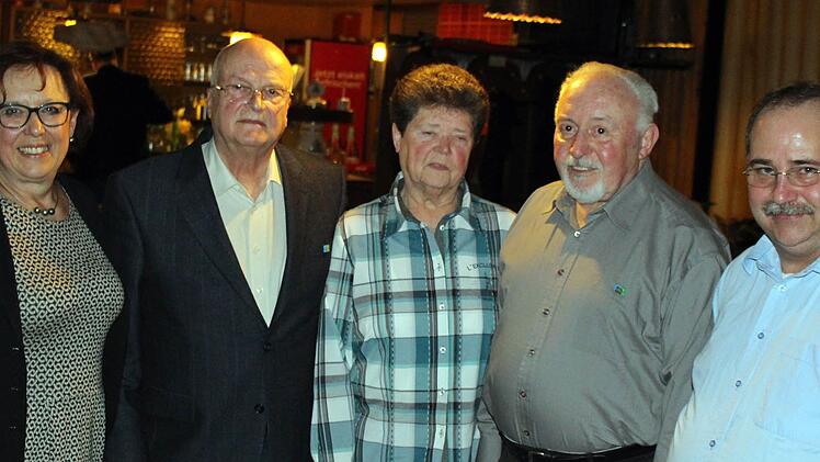 Ehrungen gab es bei der Wildfleckener CSU (von links): Bezirksrätin Karin Renner, Walter Gutmann (50 Jahre Mitglied in der CSU), Gerda Kreuzpaintner (30 Jahre), Adolf Kreuzpaintner (40 Jahre) und Ortsvorsitzender Bodo Wachsmann. Foto: Sebastian Schmitt-Mathea