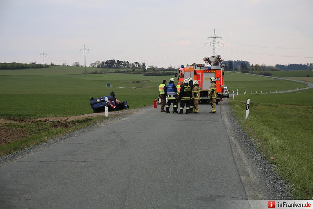 Kreis Hof: Auto überschlägt sich mehrfach und bleibt auf dem Dach liegen
