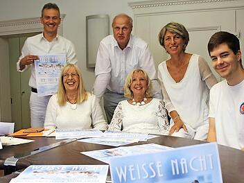 Die Initiatoren der ersten Weißen Nacht in Höchstadt, von links: Bernd Riehlein, Anita Kopp, Bürgermeister Gerald Brehm, Babsi Cremer, Sabine Brinkel und Jonas Dresel.  Foto: Andreas Dorsch