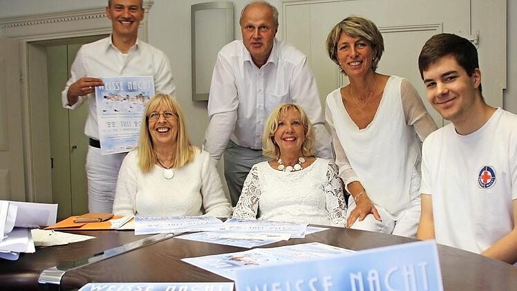 Die Initiatoren der ersten Weißen Nacht in Höchstadt, von links: Bernd Riehlein, Anita Kopp, Bürgermeister Gerald Brehm, Babsi Cremer, Sabine Brinkel und Jonas Dresel.  Foto: Andreas Dorsch