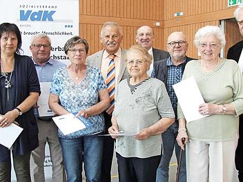 Valentin Schaub (5. v. l.), Bernhard Seeberger (4. v. r.) und Karl-Heinz Bauer (r.) ehrten treue Mitglieder. Foto: Richard Sänger