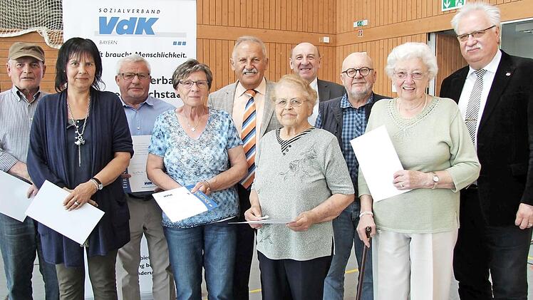 Valentin Schaub (5. v. l.), Bernhard Seeberger (4. v. r.) und Karl-Heinz Bauer (r.) ehrten treue Mitglieder. Foto: Richard Sänger