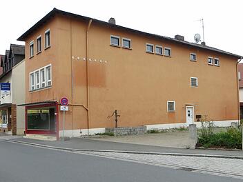 Bevor in dieses Haus in Weisendorf anerkannte Flüchtlinge einziehen können, muss es saniert werden. Foto: Richard Sänger (Archiv)