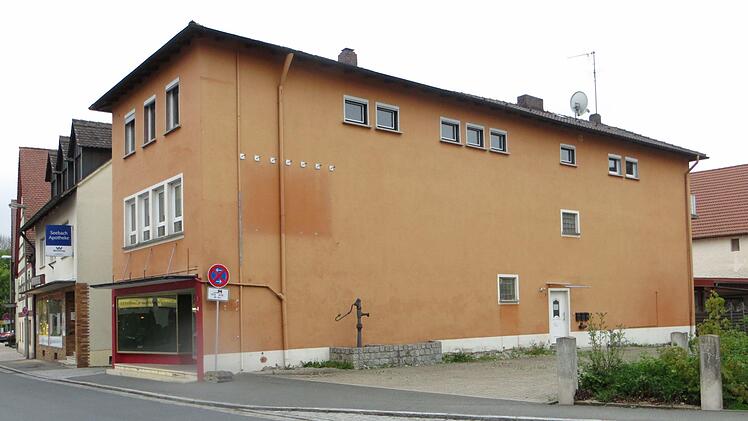 Bevor in dieses Haus in Weisendorf anerkannte Flüchtlinge einziehen können, muss es saniert werden. Foto: Richard Sänger (Archiv)