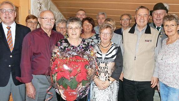 Eva Naser (mit Blumen) im Kreise ihrer Geburtstagsgäste Foto: Horst Wunner