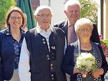 Dem Jubelpaar Annemarie und Waldfried Männlein (vorne) gratulierten Bürgermeisterin Gisela Hofmann (links) und stellvertretender Landrat Johann Pfister. Foto: privat