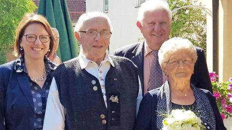 Dem Jubelpaar Annemarie und Waldfried Männlein (vorne) gratulierten Bürgermeisterin Gisela Hofmann (links) und stellvertretender Landrat Johann Pfister. Foto: privat