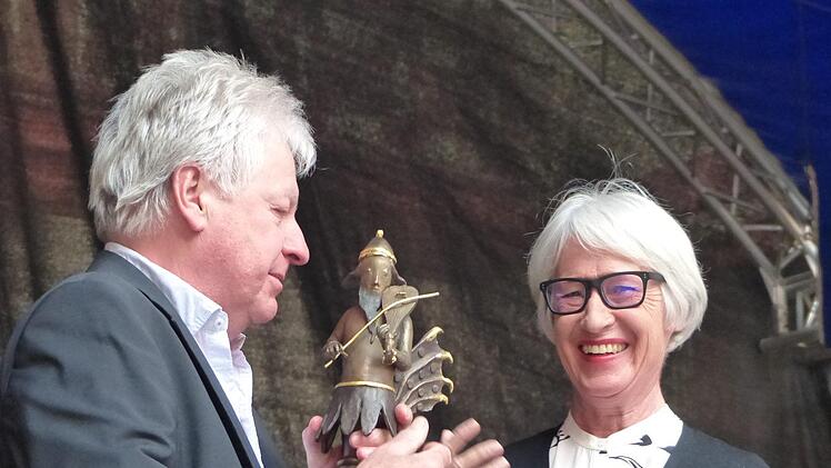 Astrid Haas übergibt den Preis an Harald Hubl. Foto: Pauline Lindner