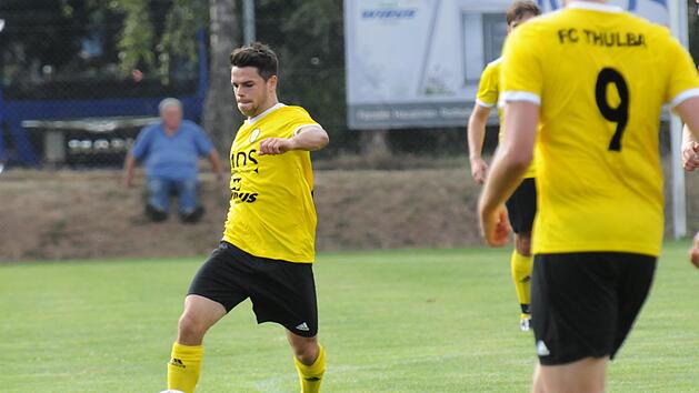 Der Stratege geht von Bord: Victor Kleinhenz (am Ball) verl&auml;sst nach dieser Saison den FC Thulba. Foto: ssp