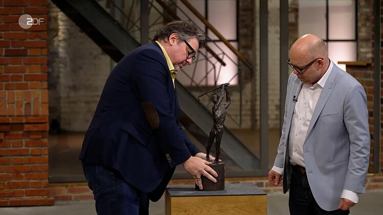 Bei der Enth&uuml;llung der Bronzefigur im H&auml;ndlerraum scherzte Daniel Meyer (links), dass man "nur noch in Schottland" unbekleidet golfen d&uuml;rfe: "Das ist ja &uuml;berall anders verboten." Nach einem spannenden Wettbieten ging die Figur f&uuml;r 1.650 Euro an Jan Cizek.
