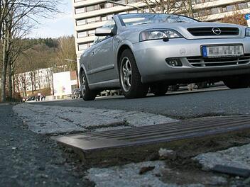 Zentimeterhoch ragt der Gulli über den Straßenrand empor, beim Drüberfahren ruckelt es - solche Stolperfallen für Fußgänger und Beschwerlichkeiten für Menschen, die nicht so gut zu Fuß sind, werden beseitigt. Foto: Sonja Adam