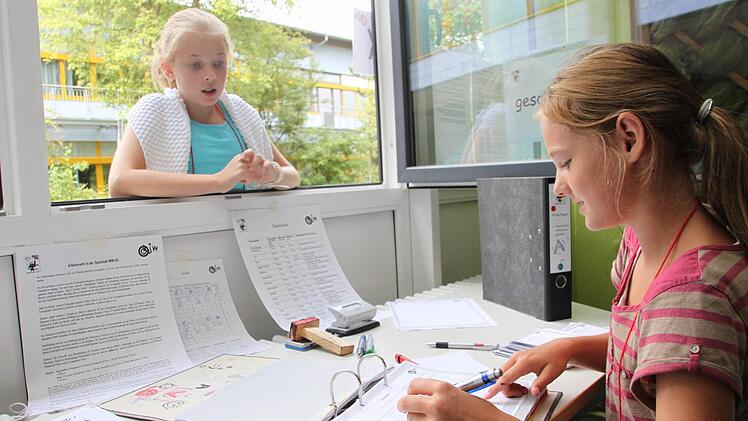 Von der Arbeit muss man sich an- und abmelden. Niemand darf mehr als drei Stunden arbeiten.