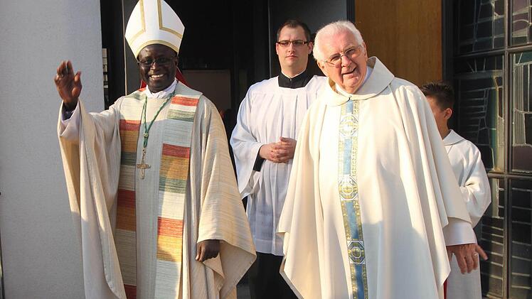 Pfarrer Ewald Thoma (rechts) mit Bischof Andre Gueye beim Auszug aus der Kirche in Kirchaich.