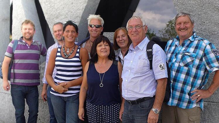 Sie waren auf Infofahrt für das Vorhaben "Erlebniswelt fränkischer Sandstein", das in Breitbrunn entstehen soll (v. li.): Fachberater Guntram Ulsamer vom Landratsamt Haßberge, Martin Graser, Geschäftsführer im "Bamberger Natursteinwerk Hermann Graser", das Steinbildhauerpaar Steff Bauer und Sören Ernst, Bürgermeisterin Gertrud Bühl, Landschaftsarchitektin Silke Kapp vom Burg- und Heimatverein Altenstein sowie aus Breitbrunn Gerhard Bühl und Willi Wölker von der Vorstandschaft des Haßbergverei...