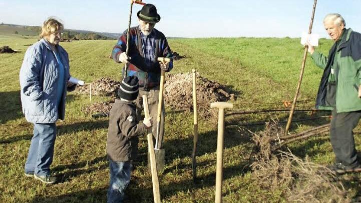 Lob sprach Bürgermeister Michael Ziegler in der Bürgerversammlung den Weisbrunnern für ihre Obstbaum-Pflanzaktion aus, die er anderen Stadtteilen zur Nachahmung empfehlen möchte. Foto: Sabine Weinbeer/Archiv