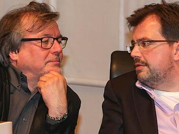 Nachdenkliche Gesichter am Sonntag Abend: CSU-Kreisvorsitzender Christian Lange (rechts) und Vorstandsmitglied Professor Gerhard Seitz während der Stimmenauszählung im Rathaus. Foto: RiegerPress