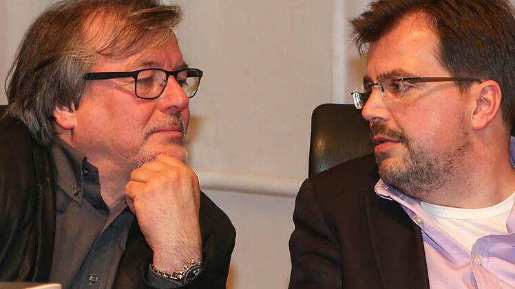 Nachdenkliche Gesichter am Sonntag Abend: CSU-Kreisvorsitzender Christian Lange (rechts) und Vorstandsmitglied Professor Gerhard Seitz während der Stimmenauszählung im Rathaus. Foto: RiegerPress