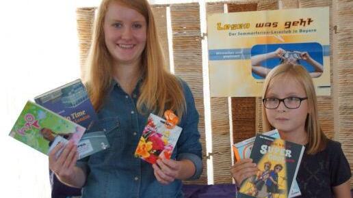 Freuten sich über die Sonderpreise: Michelle Flormann (links) las die meisten Bücher in den Ferien, und Emelie Hack (rechts) schrieb die schönsten Beurteilungen. Foto: Stadtbibliothek