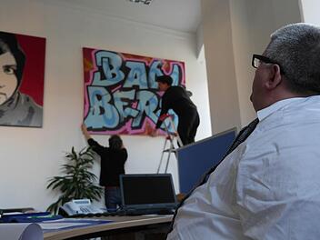 Wolfgang Metzner blickt in seinem Büro auf die Arbeiten der Gruppe "Freigeist". Foto: Benedikt