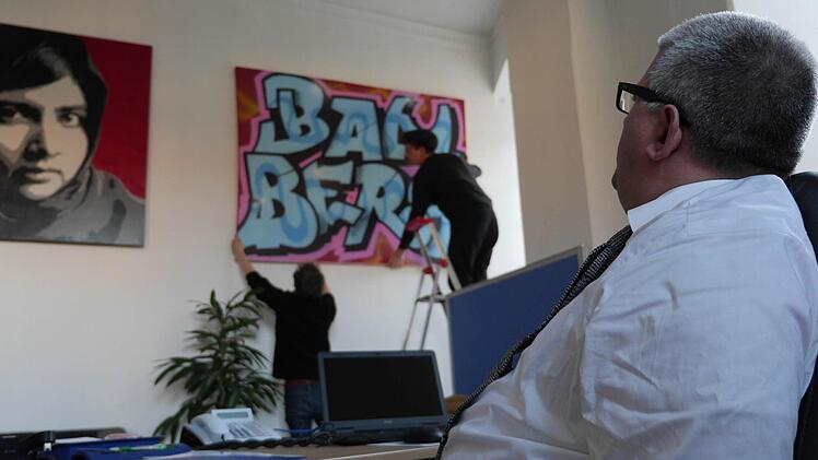 Wolfgang Metzner blickt in seinem Büro auf die Arbeiten der Gruppe "Freigeist". Foto: Benedikt
