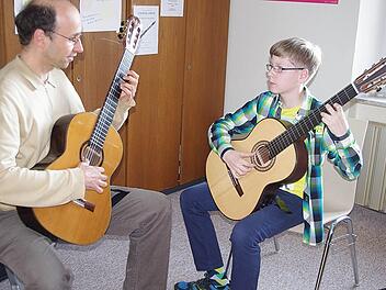 Marcel Schuberth (rechts) erhält von seinem Gitarren-Lehrer Tobias Schick (links) im Unterricht viele Tipps und Hinweise.  Foto: Heike Schülein