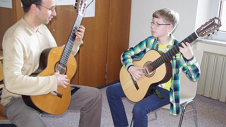 Marcel Schuberth (rechts) erhält von seinem Gitarren-Lehrer Tobias Schick (links) im Unterricht viele Tipps und Hinweise.  Foto: Heike Schülein