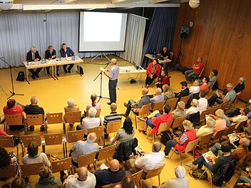 Bürger konnten Ihre Fragen bei der Informationsveranstaltung im Pfarrsaal St.Kunigund loswerden. Am Donnerstagabend kamen gut 100 Interessierte in die Gartenstadt. Oberbürgermeister Andreas Starke (SPD) hob die Willkommenskultur in Bamberg hervor.  Foto: Sebastian Martin