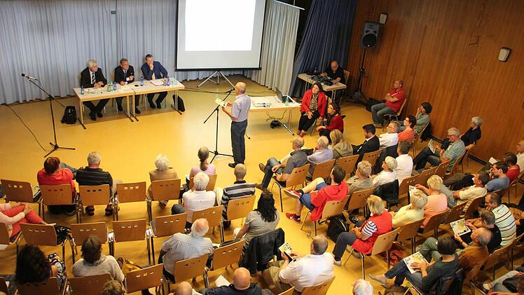 Bürger konnten Ihre Fragen bei der Informationsveranstaltung im Pfarrsaal St.Kunigund loswerden. Am Donnerstagabend kamen gut 100 Interessierte in die Gartenstadt. Oberbürgermeister Andreas Starke (SPD) hob die Willkommenskultur in Bamberg hervor.  Foto: Sebastian Martin