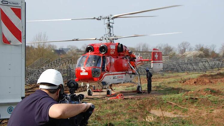 Auf dem provisorischen Landeplatz bei der Bauschuttdeponie Schramm in Marktzeuln wird der Hubschrauber betankt. Foto: Andreas Welz