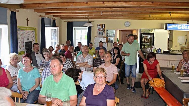 Gut besucht war die Informationsveranstaltung der Bürgerinitiative "ProNatur Tonberg" am Sonntagabend im Gemeindehaus Eichelberg.