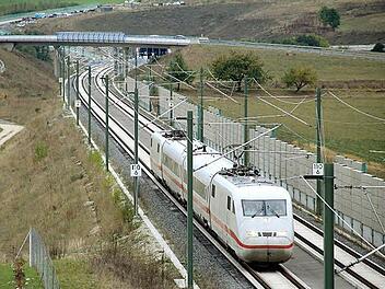 ICE-S zum ersten Mal auf der Neubaustrecke Ebensfeld-Erfurt, hier bei Rödental. Foto: Hannes Frank/DB AG